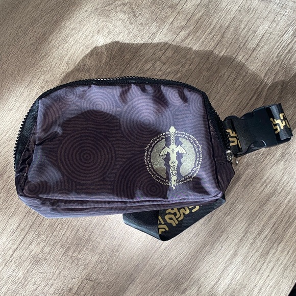 NWOT The Legend Of Zelda Tears of the Kingdom hip pack - Picture 1 of 4